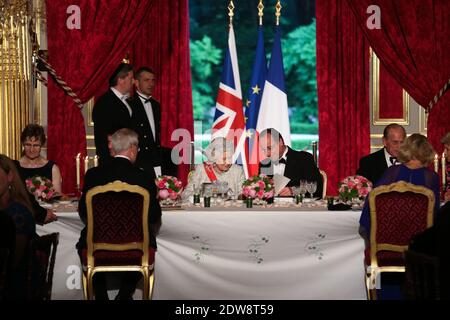 Die britische Königin Elizabeth II. Spricht mit dem französischen Präsidenten Francois Hollande bei einem Staatsessen im Pariser Elysee-Präsidentenpalast im Anschluss an die internationalen D-Day-Gedenkfeiern in der Normandie zum 70. Jahrestag der Landung der Alliierten im Zweiten Weltkrieg in der Normandie. Foto von Hamilton/Pool/ABACAPRESS.COM Stockfoto