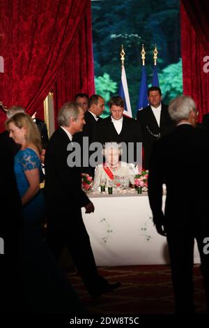 Die britische Königin Elizabeth II. Wird während des Staatsdinners im Pariser Elysee-Präsidentenpalast im Anschluss an die internationalen D-Day-Gedenkfeiern in der Normandie zum 70. Jahrestag der Landung der Alliierten im Zweiten Weltkrieg in der Normandie abgebildet. Foto von Hamilton/Pool/ABACAPRESS.COM Stockfoto