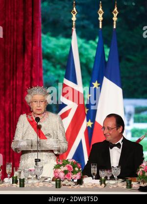 Die britische Königin Elizabeth II. Hält eine Rede, während der französische Präsident Francois Hollande nach den internationalen D-Day-Gedenkfeiern in der Normandie, anlässlich des 70. Jahrestages der Landung der Alliierten im Zweiten Weltkrieg in der Normandie, bei einem Staatsessen im Pariser Elysee-Präsidentenpalast zuhört. Foto von Hamilton/Pool/ABACAPRESS.COM Stockfoto