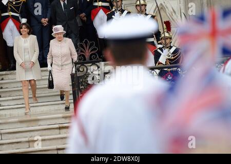 Die Königin Elisabeth II. Und die Königliche Hoheit der Herzog von Edinburgh werden von der französischen Bürgermeisterin Anne Hidalgo im Rathaus empfangen, als Teil des Staatsbesuchs der Königin in Paris, Frankreich, am 7. Juni 2014. Foto von Nicolas Briquet/ABACAPRESS.COM Stockfoto