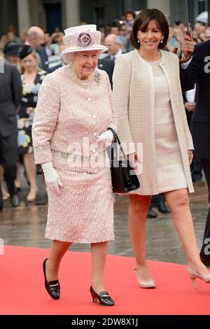 Die Königin Elisabeth II. Und die Königliche Hoheit der Herzog von Edinburgh werden von der französischen Bürgermeisterin Anne Hidalgo im Rathaus empfangen, als Teil des Staatsbesuchs der Königin in Paris, Frankreich, am 7. Juni 2014. Foto von Nicolas Briquet/ABACAPRESS.COM Stockfoto