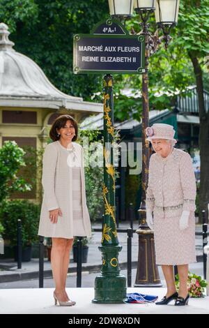 Anne Hidalgo Bürgermeisterin von Paris (L) sieht zu, wie Königin Elizabeth II enthüllt ein Zeichen Umbenennung Paris Blumenmarkt am 7. Juni 2014 in Paris, Frankreich. Die Königin ist am letzten Tag eines dreitägigen Staatsbesuches in Paris. Der Blumenmarkt wurde heute in der Ehre der Königin in 'Marche Aux Fleurs reine Elizabeth II' umbenannt. Foto von Ammar Abd Rabbo/ABACAPRESS.COM Stockfoto