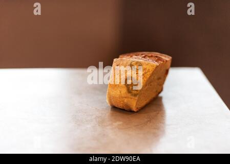 Ein Stück Brot mit Schimmel. Tisch mit einem Stück abgestandenem Brot. Stockfoto