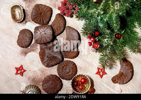 Hausgemachte traditionelle Weihnachten Mürbeteig Cookies Schokolade Crescents mit Kakao Puderzucker mit Plätzchen Formen, Tanne, rote Weihnachtssterne Dekorationen. Stockfoto