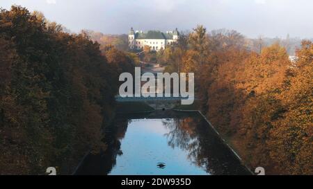 Royal Baths Park Fliegen über dem Wasser umgeben von herbstbunten Bäumen Baths Palace in der Ferne. Hochwertige Fotos Stockfoto