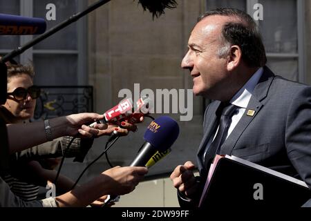 Pierre Gattaz, Chef des französischen Arbeitgeberverbands Medef, antwortet den Medien, als er am 12. juni 2014 ein Treffen mit dem französischen Präsidenten im Elysee-Palast verlässt. Foto von Stephane Lemouton/ABACAPRESS.COM Stockfoto