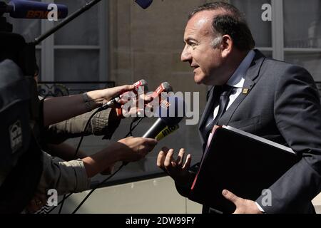 Pierre Gattaz, Chef des französischen Arbeitgeberverbands Medef, antwortet den Medien, als er am 12. juni 2014 ein Treffen mit dem französischen Präsidenten im Elysee-Palast verlässt. Foto von Stephane Lemouton/ABACAPRESS.COM Stockfoto