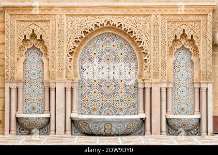 Wassergefliester Brunnen in der Stadt Rabat, in der Nähe des Hassan-Turms, Marokko Stockfoto