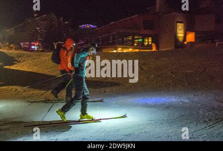 MT, USA. Dezember 2020. Aufgrund der aktuellen schweren Lawinenlage suchen viele Geländefahrer nach sichereren Gebieten, in denen sie nach den Liften in der Nähe des Mt. Trainieren können. Crested Butte. ''Skinning-up'' und Skifahren mit Stirnlampe wird immer beliebter in westlichen Skigebieten. Crested Butte, Colorado. Kredit: csm/Alamy Live Nachrichten Stockfoto