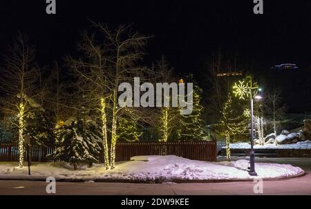 MT, USA. Dezember 2020. Festliche Lichter begrüßen weihnachtliche Skifahrer auf dem Mt. Crested Butte. Crested Butte, Colorado. Kredit: csm/Alamy Live Nachrichten Stockfoto