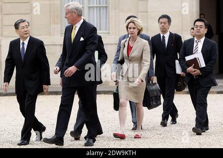Der Aufsichtsratsvorsitzende der Siemens AG Gerhard Cromme, CEO der Siemens AG, Joe Kaeser und CEO von Mitsubishi Heavy Industries, Shunichi Miyanaga kommen vor einem Treffen mit dem französischen Präsidenten Francois Hollande am 17. Juni 2014 im Elysee Palace in Paris, Frankreich, an. Die Partner von GermanyÍs Siemens und JapanÍs Mitsubishi haben mit USÍs General Electric einen Bieterkrieg für die Energiesparte des französischen Verkehrs- und Stromerzeugungskonzerns Alstom geführt. Foto von Stephane Lemouton/ABACAPRESS.COM Stockfoto