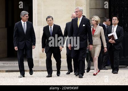 Der Aufsichtsratsvorsitzende der Siemens AG Gerhard Cromme, CEO der Siemens AG, Joe Kaeser und CEO von Mitsubishi Heavy Industries, Shunichi Miyanaga kommen vor einem Treffen mit dem französischen Präsidenten Francois Hollande am 17. Juni 2014 im Elysee Palace in Paris, Frankreich, an. Die Partner von GermanyÍs Siemens und JapanÍs Mitsubishi haben mit USÍs General Electric einen Bieterkrieg für die Energiesparte des französischen Verkehrs- und Stromerzeugungskonzerns Alstom geführt. Foto von Stephane Lemouton/ABACAPRESS.COM Stockfoto