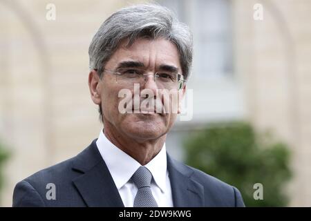 Joe Kaeser, Vorstandsvorsitzender der Siemens AG, antwortet auf die Medien, die er nach einem Treffen mit dem französischen Präsidenten Francois Hollande am 17. Juni 2014 im Elysée-Palast in Paris, Frankreich, verlässt. Die deutschen Siemens- und japanischen Mitsubishi-Partner haben mit USA General Electric einen Bieterkrieg für die Energiesparte des französischen Verkehrs- und Stromerzeugungskonzerns Alstom geführt. Foto von Stephane Lemouton/ABACAPRESS.COM Stockfoto