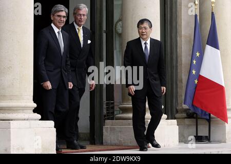 Vorsitzender des Aufsichtsrats der Siemens AG Gerhard Cromme, CEO der Siemens AG, Joe Kaeser und CEO von Mitsubishi Heavy Industries, Shunichi Miyanaga verlassen das Unternehmen nach einem Treffen mit dem französischen Präsidenten Francois Hollande am 17. Juni 2014 im Elysee Palace in Paris, Frankreich. Deutschland Siemens und Japan Mitsubishi-Partner haben mit USA General Electric einen Bieterkrieg für die Energiesparte des französischen Verkehrs- und Stromerzeugungskonzerns Alstom geführt. Foto von Stephane Lemouton/ABACAPRESS.COM Stockfoto