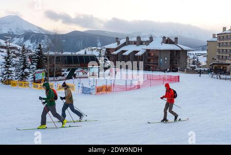 MT, USA. Dezember 2020. Aufgrund der aktuellen schweren Lawinenlage suchen viele Geländefahrer nach sichereren Gebieten, in denen sie nach den Liften in der Nähe des Mt. Trainieren können. Crested Butte. ''Skinning-up'' und Skifahren mit Stirnlampe wird immer beliebter in westlichen Skigebieten. Crested Butte, Colorado. Kredit: csm/Alamy Live Nachrichten Stockfoto