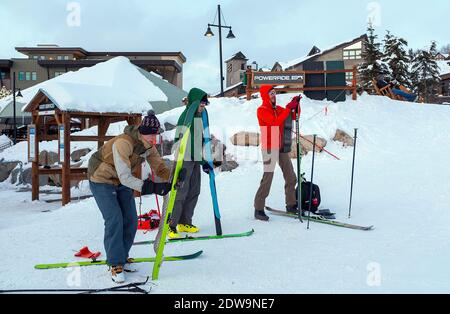 19. Dezember 2020: Alle Geländeskifahrer tragen Kletterfelle auf ihre Backcountry-Skier auf. Aufgrund der aktuellen schweren Lawinenlage suchen viele Geländefahrer nach sichereren Gebieten, in denen sie nach den Liften in der Nähe des Mt. Trainieren können. Crested Butte. ''Skinning-up'' und Skifahren mit Stirnlampe wird immer beliebter in westlichen Skigebieten. Crested Butte, Colorado Stockfoto