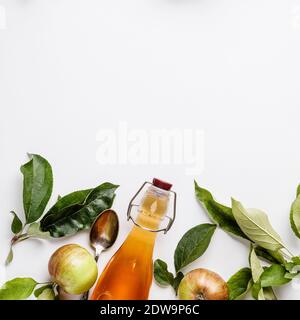 Apfelessig und frische Äpfel, Flach, Platz für Ihren Text. Fermentierter Lebensmittel Konzept Stockfoto