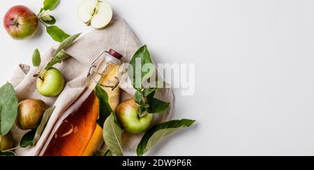 Apfelessig und frische Äpfel, Flach, Platz für Ihren Text. Fermentierter Lebensmittel Konzept Stockfoto