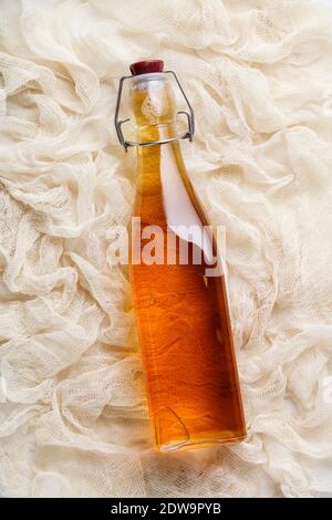 Fermentierter hausgemachter Drink (Kombucha, Apfelessig), flach liegend Stockfoto