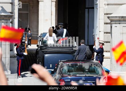 König Felipe VI. Von Spanien winkt bei seiner Tour im offenen Auto durch die Straßen im Zentrum von Madrid zum Königspalast während der offiziellen Krönungszeremonie des Königs am 19. Juni 2014 in Madrid, Spanien. Die Krönung von König Felipe VI. Findet in Madrid statt. Sein Vater, der ehemalige König Juan Carlos von Spanien, hat am 2. Juni nach 39 Jahren Herrschaft abgedankt. Der neue König wird von seiner Frau Königin Letizia von Spanien begleitet. Foto von Patrick Bernard/ABACAPRESS.COM Stockfoto