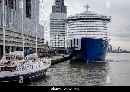 Vorderansicht des Bogens des neuen LNG angetriebenen Kreuzfahrtschiffes für Carnival Lines, genannt Mardi Gras während eines technischen Aufrufs im Hafen von Rotterdam, die Stockfoto