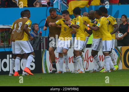 Kolumbiens Freude, nachdem James Rodriguez das Tor 1-0 erreicht hat, das während der Fußball-Weltmeisterschaft 2014 das Y der Elfenbeinküste während der ersten Runde des Gruppe-D-Spiels Kolumbien gegen die Elfenbeinküste im Nationalstadion Brasilia, Brasilien, am 19. Juni 2014 kämpft. Kolumbien gewann 2:1. Foto von Henri Szwarc/ABACAPRESS.COM Stockfoto