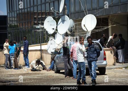 Migranten im "Salaam Palace", einem verlassenen Universitätsgebäude am Stadtrand von Rom, Italien, am 19. Juni 2014, wo seit 2006 Hunderte von afrikanischen Migranten besetzt sind. Salaam Palace ist für fast alle Italiener nicht bekannt und dennoch am Horn von Afrika als das letzte Ziel bekannt, das am Ende einer langen und heimtückischen Reise durch Wüste und Meer erreicht werden kann. Das Gebäude, das heute mehr als 1200 Einwohner beherbergt, ist ein Niemandsland. Die Überfüllung des Salaam-Palastes ist eine Krise innerhalb eines größeren, landesweiten Notstands, ausgelöst durch einen neuen Anstieg von mehr als 50,000 Migranten nach Italien Sünde Stockfoto