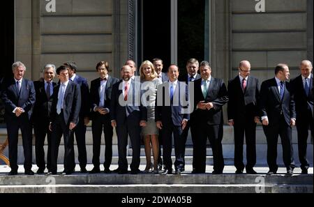 Familienfoto (aus L-R) Luxemburger Außenminister Jean Asselborn, Bundeskanzler Werner Faymann, französischer Premierminister Manuel Valls, italienischer Premierminister Mateo Renzi, Belgischer Premierminister Elio Di Rupo, Niederländischer Labour-Parteivorsitzender Diederik Samsom, EU-Parlamentspräsident Martin Schulz, dänische Ministerpräsidentin Helle Thorning-Schmidt, Rumäniens Ministerpräsident Victor Viorel Ponta, Frankreichs Präsident Francois Hollande, der slowakische Ministerpräsident Robert Fico, der deutsche Wirtschaftsminister Sigmar Gabriel, der tschechische Premierminister Bohuslav Sobotka, der maltesische Premierminister Joseph Muscat und Fren Stockfoto