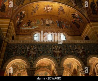 Bögen und Lunette mit Mosaiken, die die Mission und Engel in der Kathedrale Basilika St. Louis zeigen. Stockfoto