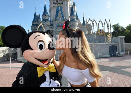 Sängerin Ariana Grande küsst Mickey Mouse am 24. Juni 2014 vor Cinderella Castle im Magic Kingdom im Walt Disney World Resort in Lake Buena Vista, Florida, USA. Ariana Grande feiert ihren 21. Geburtstag mit Dutzenden von Familie und Freunden in der Walt Disney World. Foto von Chloe Rice/Disney Handout/ABACAPRESS.COM Stockfoto