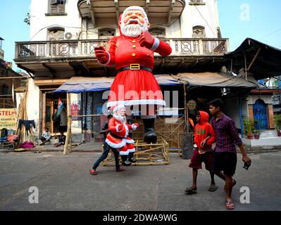 Kalkutta, Indien. Dezember 2020. Ein Künstler sah ein kleines Bildnis von Santa Clause auf der Straße tragen. Kredit: SOPA Images Limited/Alamy Live Nachrichten Stockfoto