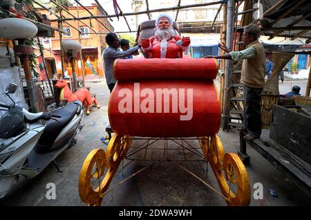 Kalkutta, Indien. Dezember 2020. Ein Künstler sah, wie er vor dem Festival einen letzten Schliff zu einem Bildnis von Santa Clause gab. Kredit: SOPA Images Limited/Alamy Live Nachrichten Stockfoto