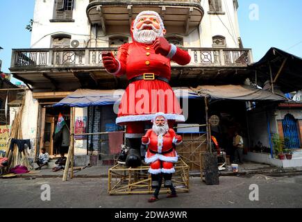 Kalkutta, Indien. Dezember 2020. Ein Künstler sah ein kleines Bildnis von Santa Clause auf der Straße tragen. Kredit: SOPA Images Limited/Alamy Live Nachrichten Stockfoto