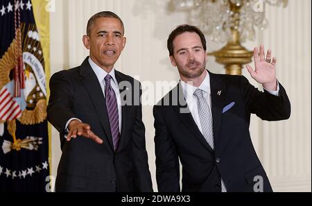 US-Präsident Barack Obama (L) und 2013 NASCAR Sprint Cup Series Champion Jimmie Johnson Geste an Publikum Mitglieder während einer Veranstaltung in Johnson's Ehre im East Room des Weißen Hauses am 25. Juni 2014 in Washington, DC. Foto von Olivier Douliery/ABACAPRESS.COM Stockfoto