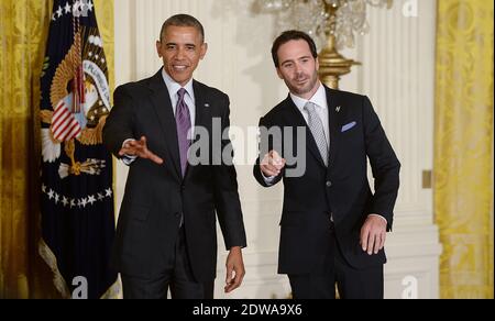 US-Präsident Barack Obama (L) und 2013 NASCAR Sprint Cup Series Champion Jimmie Johnson Geste an Publikum Mitglieder während einer Veranstaltung in Johnson's Ehre im East Room des Weißen Hauses am 25. Juni 2014 in Washington, DC. Foto von Olivier Douliery/ABACAPRESS.COM Stockfoto