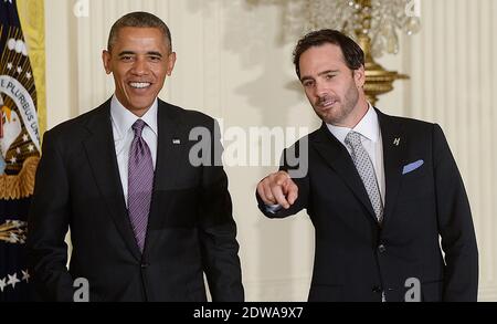 US-Präsident Barack Obama (L) und 2013 NASCAR Sprint Cup Series Champion Jimmie Johnson Geste an Publikum Mitglieder während einer Veranstaltung in Johnson's Ehre im East Room des Weißen Hauses am 25. Juni 2014 in Washington, DC. Foto von Olivier Douliery/ABACAPRESS.COM Stockfoto