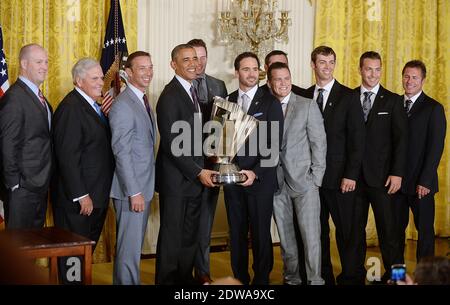 US-Präsident Barack Obama und 2013 NASCAR Sprint Cup Series Champion Jimmie Johnson stellt während einer Veranstaltung in Johnson's Ehre im East Room des Weißen Hauses am 25. Juni 2014 in Washington, DC. Foto von Olivier Douliery/ABACAPRESS.COM Stockfoto