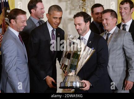 US-Präsident Barack Obama (L) und 2013 NASCAR Sprint Cup Series Champion Jimmie Johnson halten den Pokal während einer Veranstaltung in Johnsons Ehre im East Room des Weißen Hauses am 25. Juni 2014 in Washington, DC. Foto von Olivier Douliery/ABACAPRESS.COM Stockfoto