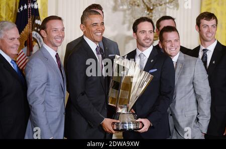 US-Präsident Barack Obama (L) und 2013 NASCAR Sprint Cup Series Champion Jimmie Johnson halten den Pokal während einer Veranstaltung in Johnsons Ehre im East Room des Weißen Hauses am 25. Juni 2014 in Washington, DC. Foto von Olivier Douliery/ABACAPRESS.COM Stockfoto