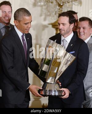 US-Präsident Barack Obama (L) und 2013 NASCAR Sprint Cup Series Champion Jimmie Johnson Geste hält den Pokal während einer Veranstaltung in Johnsons Ehre im East Room des Weißen Hauses am 25. Juni 2014 in Washington, DC. Foto von Olivier Douliery/ABACAPRESS.COM Stockfoto