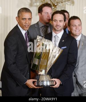 US-Präsident Barack Obama (L) und 2013 NASCAR Sprint Cup Series Champion Jimmie Johnson halten den Pokal während einer Veranstaltung in Johnsons Ehre im East Room des Weißen Hauses am 25. Juni 2014 in Washington, DC. Foto von Olivier Douliery/ABACAPRESS.COM Stockfoto