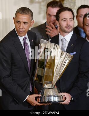 US-Präsident Barack Obama (L) und 2013 NASCAR Sprint Cup Series Champion Jimmie Johnson halten den Pokal während einer Veranstaltung in Johnsons Ehre im East Room des Weißen Hauses am 25. Juni 2014 in Washington, DC. Foto von Olivier Douliery/ABACAPRESS.COM Stockfoto