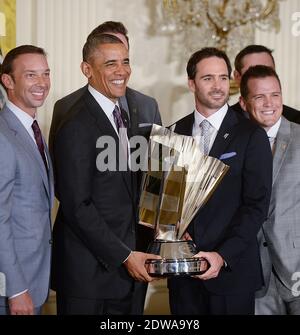 US-Präsident Barack Obama (L) und 2013 NASCAR Sprint Cup Series Champion Jimmie Johnson halten den Pokal während einer Veranstaltung in Johnsons Ehre im East Room des Weißen Hauses am 25. Juni 2014 in Washington, DC. Foto von Olivier Douliery/ABACAPRESS.COM Stockfoto