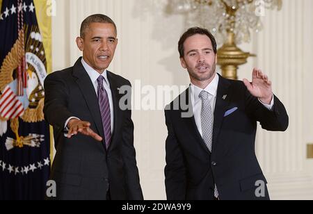 US-Präsident Barack Obama (L) und 2013 NASCAR Sprint Cup Series Champion Jimmie Johnson Geste an Publikum Mitglieder während einer Veranstaltung in Johnson's Ehre im East Room des Weißen Hauses am 25. Juni 2014 in Washington, DC. Foto von Olivier Douliery/ABACAPRESS.COM Stockfoto