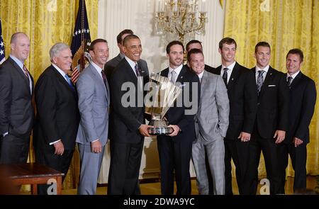 US-Präsident Barack Obama (L) und 2013 NASCAR Sprint Cup Series Champion Jimmie Johnson halten den Pokal während einer Veranstaltung in Johnsons Ehre im East Room des Weißen Hauses am 25. Juni 2014 in Washington, DC. Foto von Olivier Douliery/ABACAPRESS.COM Stockfoto