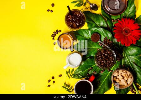 Grenze der verschiedenen Kaffee auf gelbem Hintergrund (Americano, Espresso und Eiskaffee), flach, Platz für Text Stockfoto