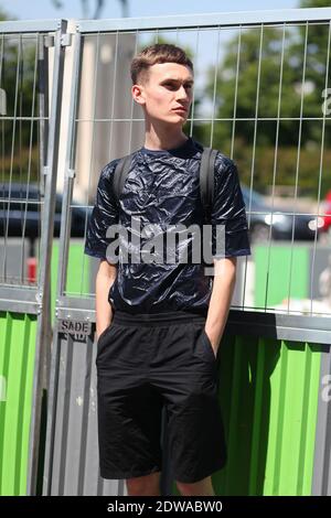 Mikolaj Sokolowski, Modedesignerin, bei der Ankunft in Rick Owens Frühjahr-Sommer 2015 Herrenmode Show im Palais de Chaillot, Paris, Frankreich am 26. Juni 2014 statt. Er trägt Balenciaga Top und Akne Short. Foto von Marie-Paola Bertrand-Hillion/ABACAPRESS.COM Stockfoto