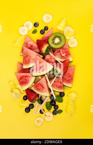 Scheiben Wassermelone, Früchte und berrieson gelben Hintergrund, flach Stockfoto