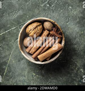 Eingestellt von Gewürzen auf rustikalen Hintergrund - wallnuts, Zimtstangen, Sternanis, Muskatnuss - Flach Stockfoto