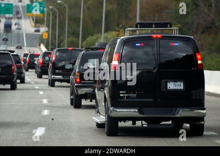 Die Autokolonne für US-Präsident Barack Obama fährt auf der I-495, auch bekannt als Capital Beltway, am 17. Oktober 2015 in Washington, DC, USA. Obama ging zum Golf spielen bei TPC Potomac auf Avenel Farm in Potomac, Maryland. Foto von Michael Reynolds/Pool/ABACAPRESS.COM Stockfoto